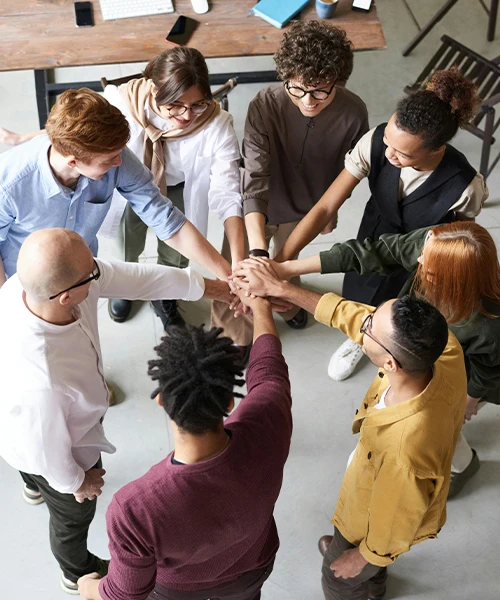 Équipe de professionnels en réunion de travail dans une salle moderne avec une présentation sur tableau blanc
