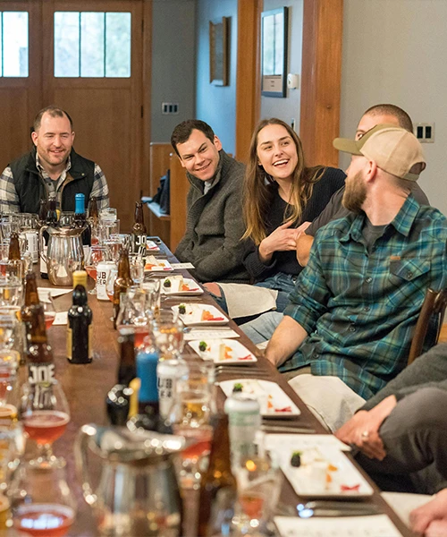 Des collègues partageant un repas dans une ambiance conviviale, lors d'un événement d'entreprise.