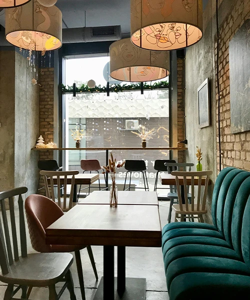 Un restaurant élégant et moderne avec des sièges confortables, idéal pour organiser un événement professionnel ou privé.